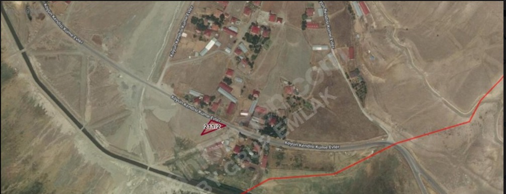 MABEL'DEN GÜNEBAKAN KÖYÜ CADDE ÜZERİ 582 M2 SATILIK SULU TARLA